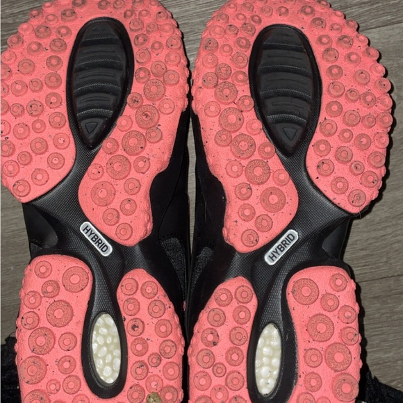 Puma black and pink trainers ‼️
Very comfy ‼️
Size 7Y ‼️ - Picture 4 of 6